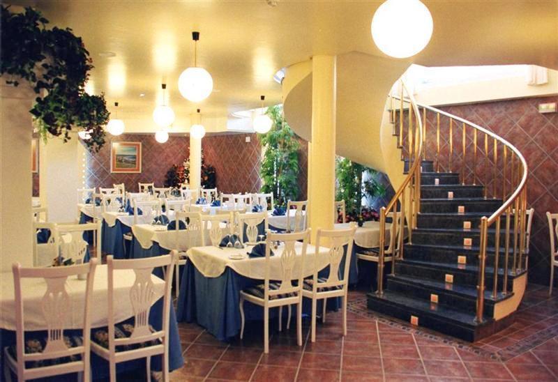 Hotel Villa De Laredo Фуэнхирола Экстерьер фото