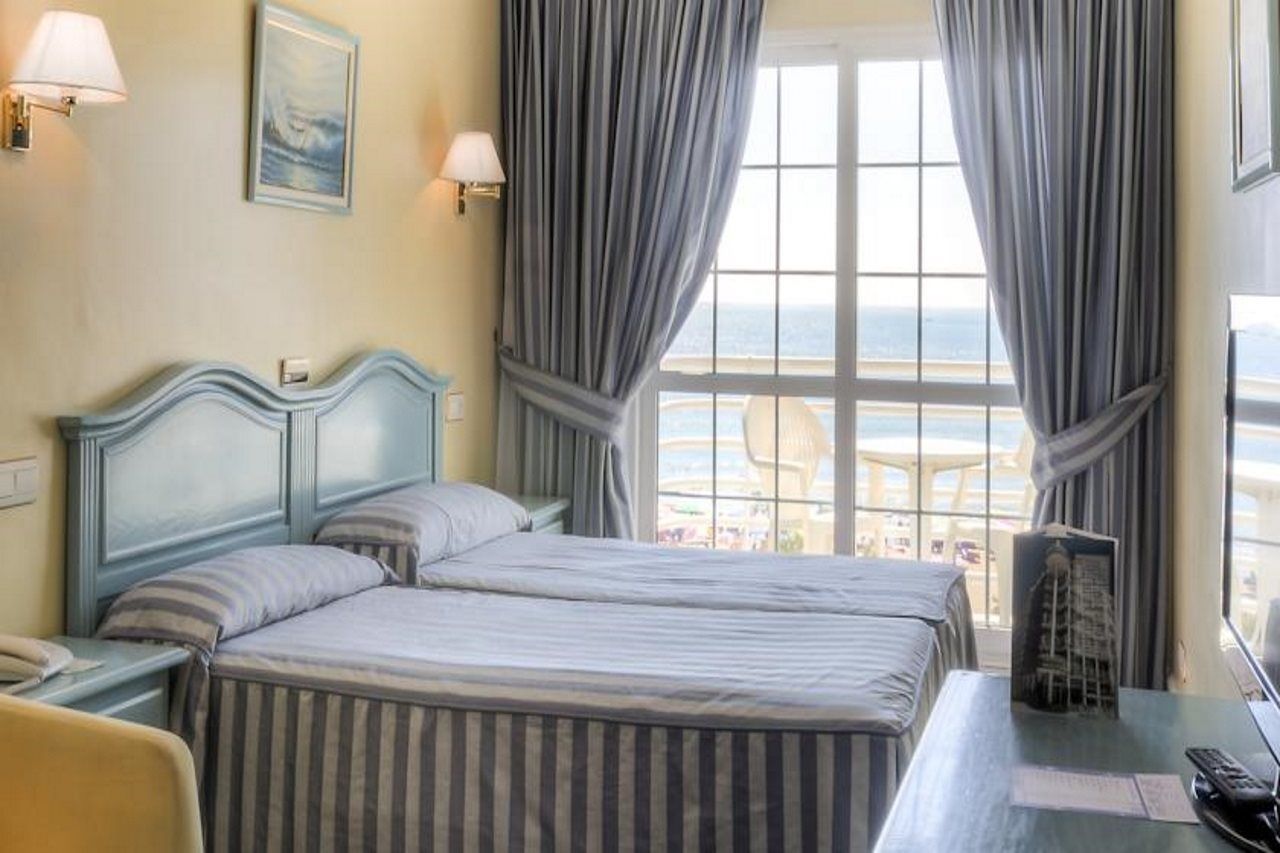 Hotel Villa De Laredo Фуэнхирола Экстерьер фото