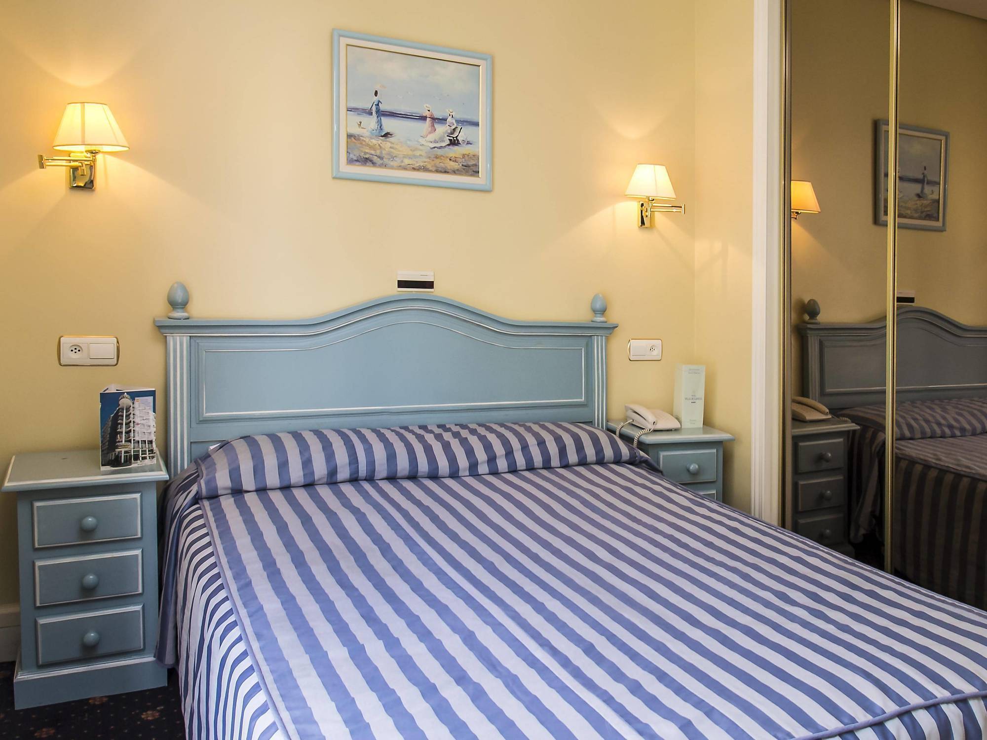 Hotel Villa De Laredo Фуэнхирола Экстерьер фото