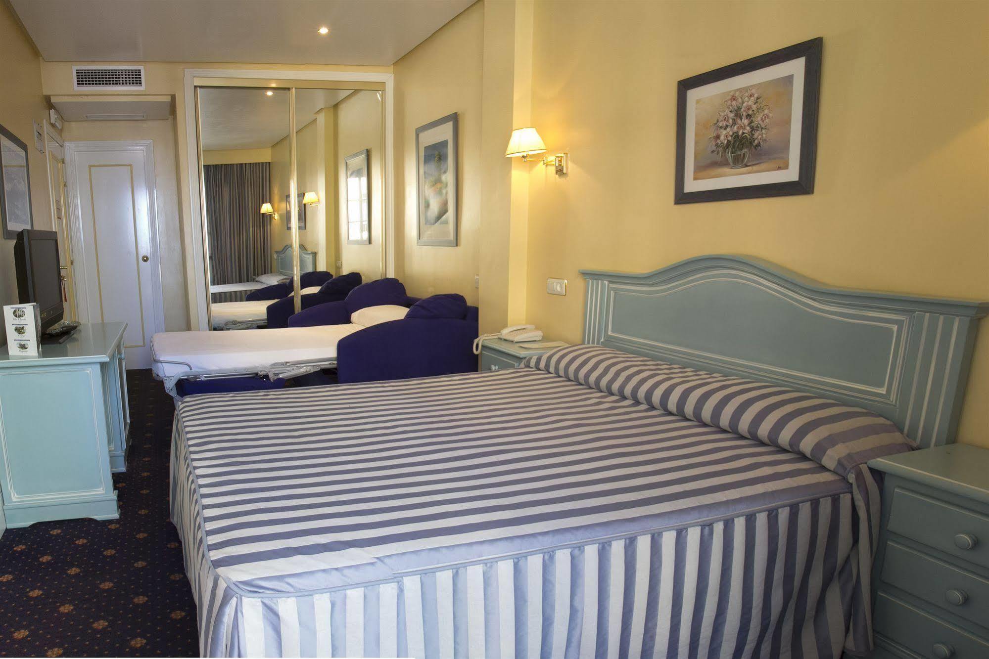 Hotel Villa De Laredo Фуэнхирола Экстерьер фото