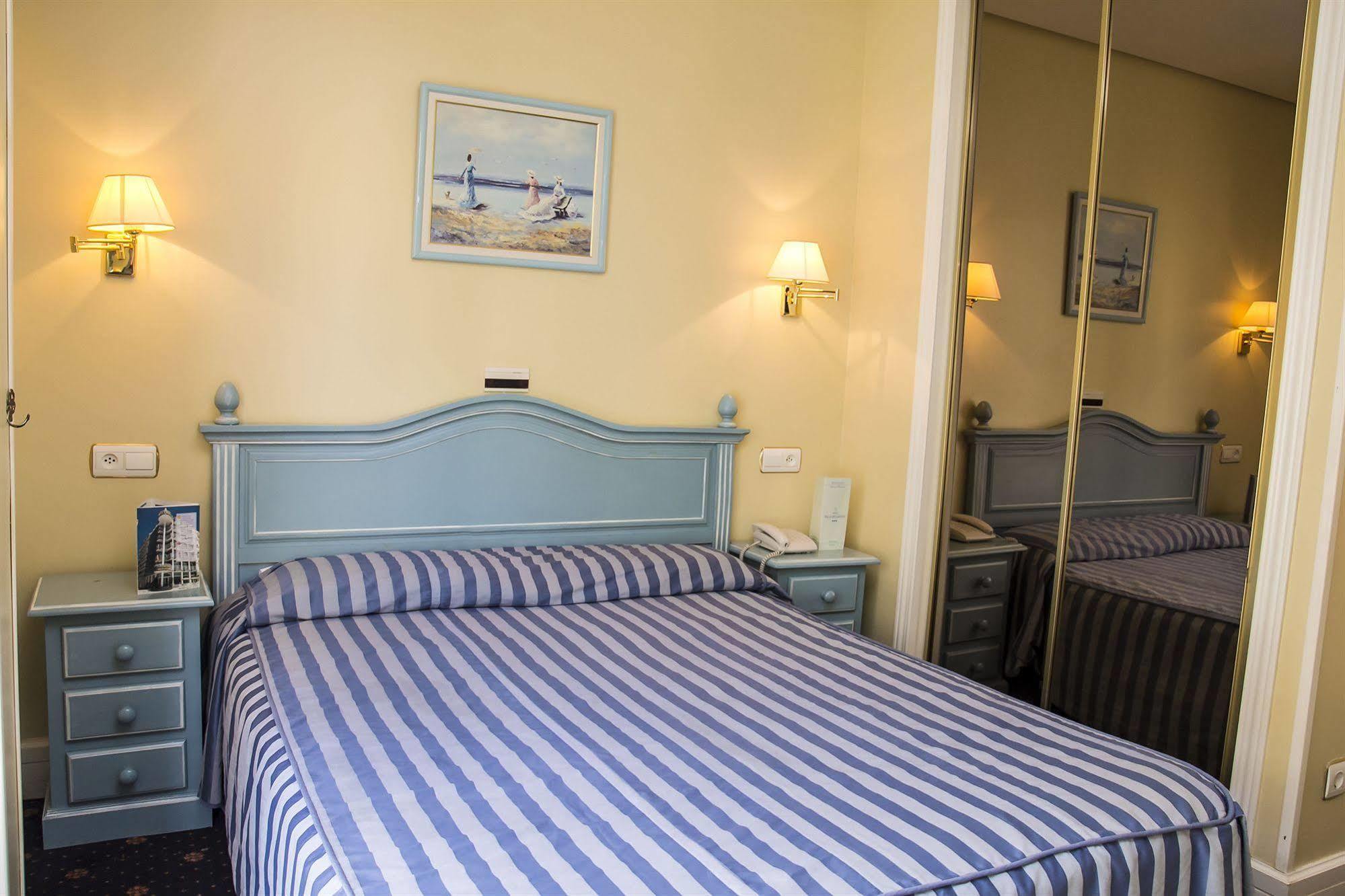Hotel Villa De Laredo Фуэнхирола Экстерьер фото