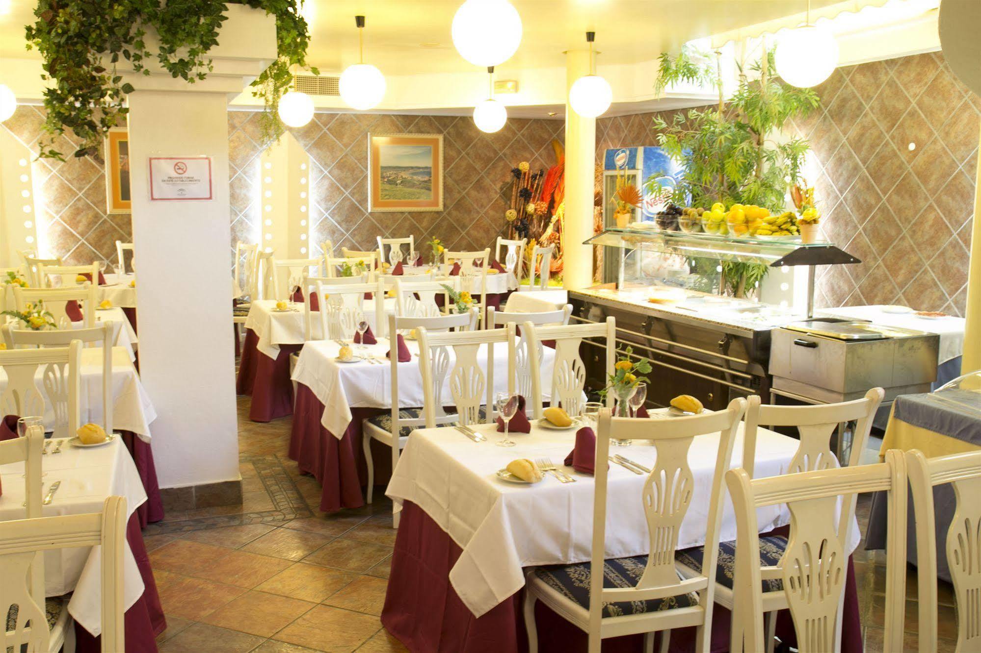 Hotel Villa De Laredo Фуэнхирола Экстерьер фото