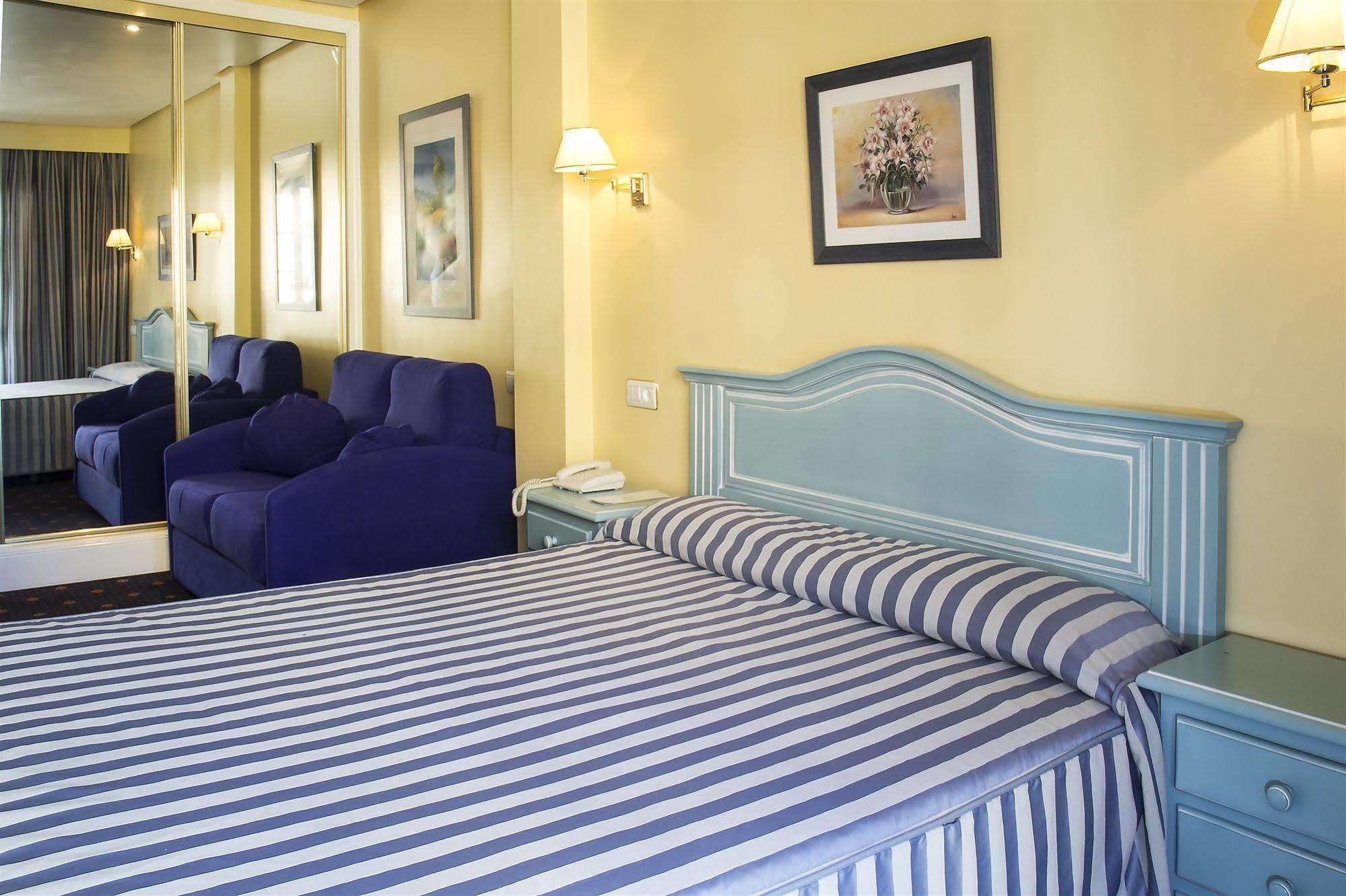 Hotel Villa De Laredo Фуэнхирола Экстерьер фото
